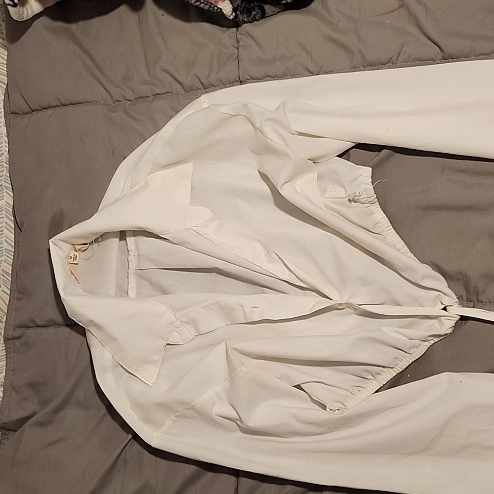 Cute white shirt. Adjustable waist string